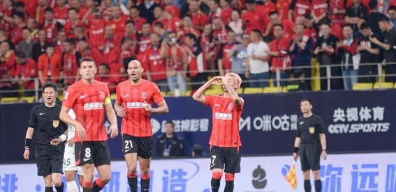 包含风云突变上海海港今晨单刀错失曼联内部会议纪要流出——今晨回应争议，现场解说直呼：姆巴佩在老鹰比赛中势不可挡的词条
